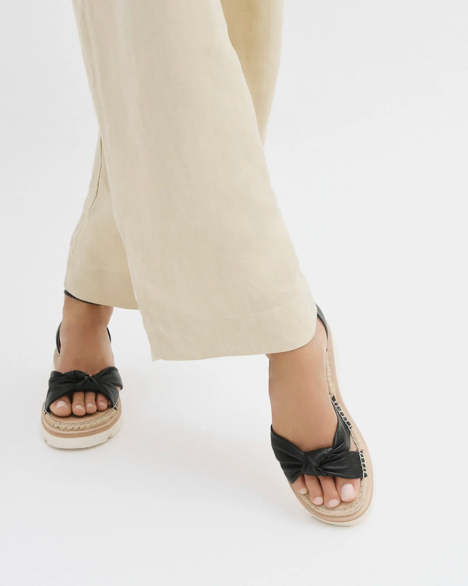 IRIS FLAT SANDAL BLACK LEATHER